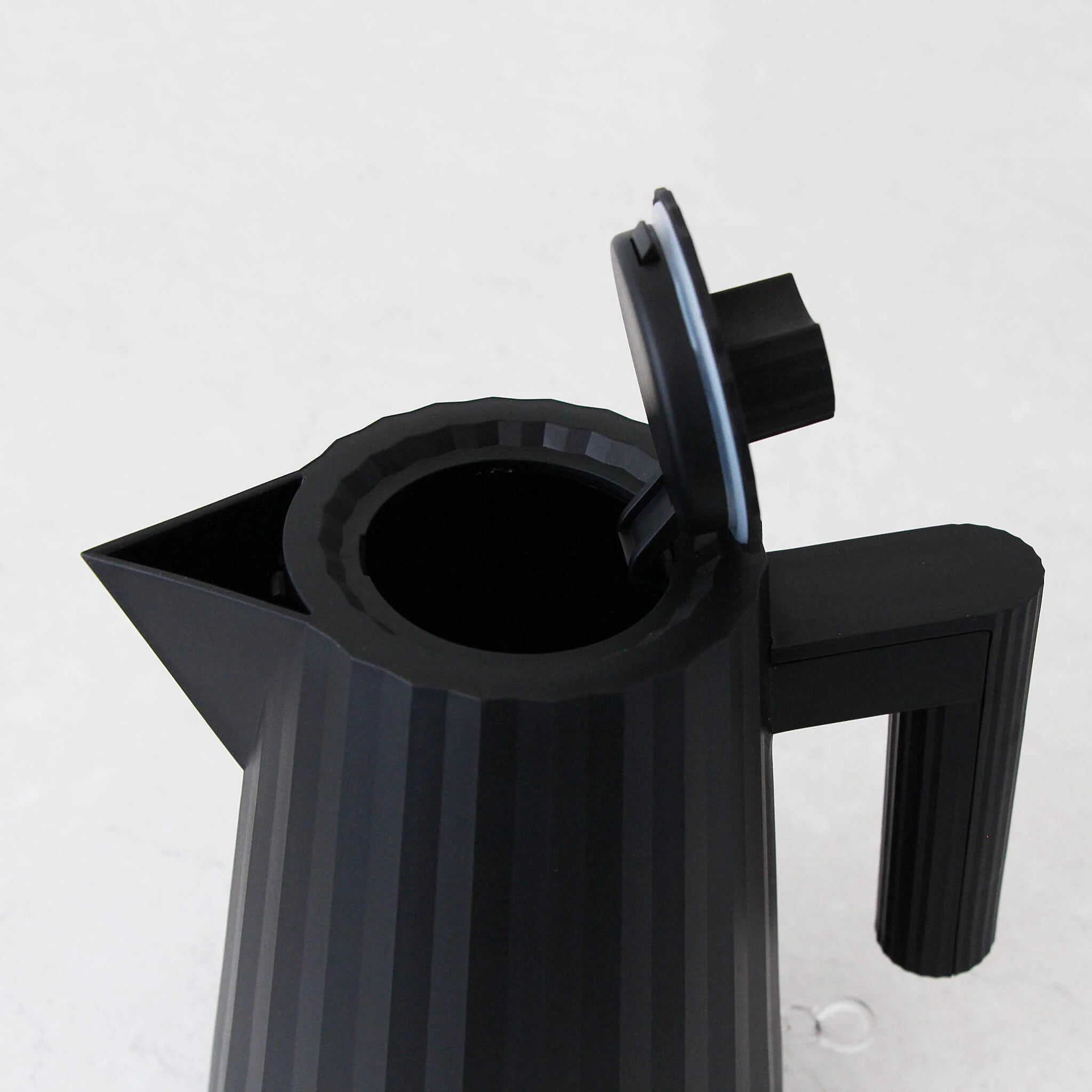 ALESSI | PLISSE KETTLE 1L | MATTE BLACK - Image 3