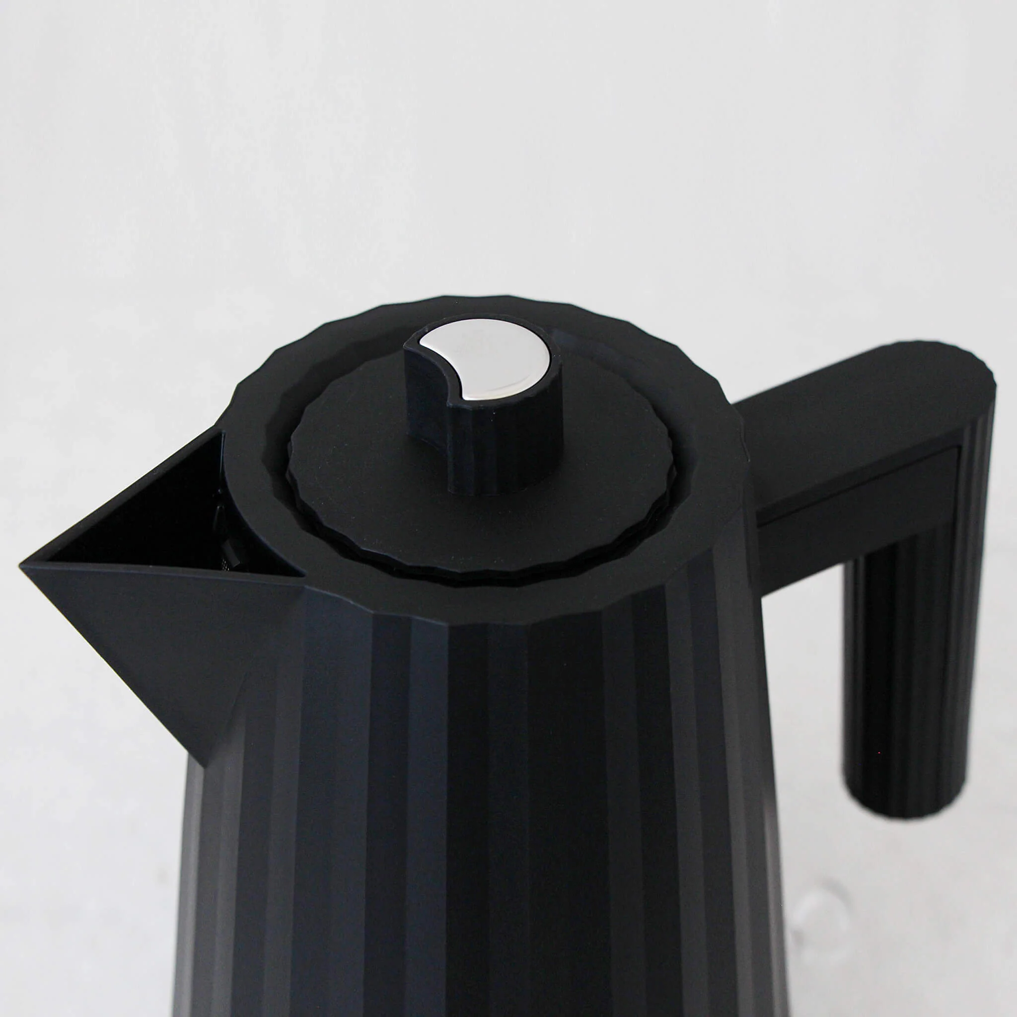 ALESSI | PLISSE KETTLE 1L + TOASTER 2 SLICE BUNDLE | MATTE BLACK - Image 5