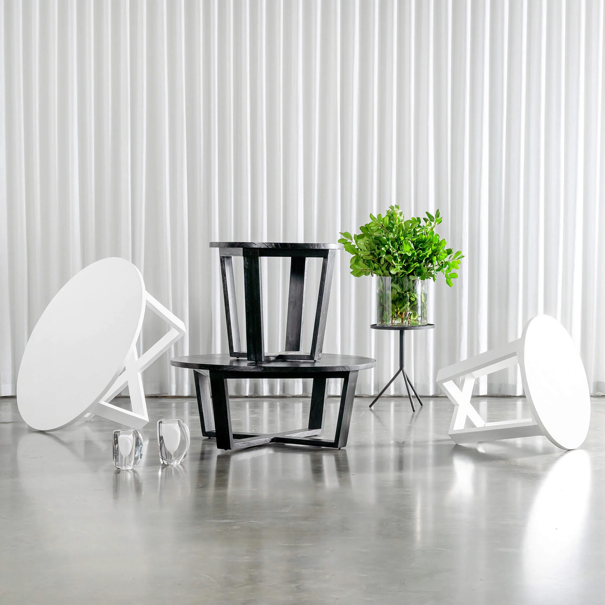 AMARA MID CENTURY TIMBER TERRACE SIDE TABLE  |  SOLID TOP BLACK | ROUND - Image 6