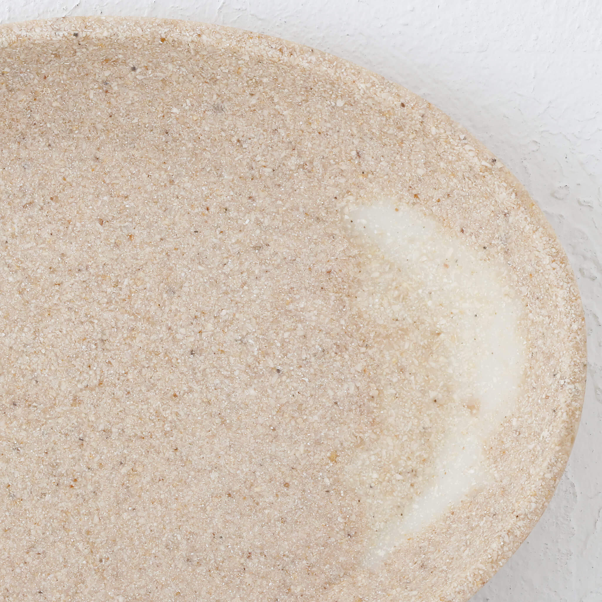 BARLETTA OVAL RESIN SERVING PLATTER  |  LARGE 35CM  |  SANDY DUNE + TERRAZZO WHITE RESIN - Image 3