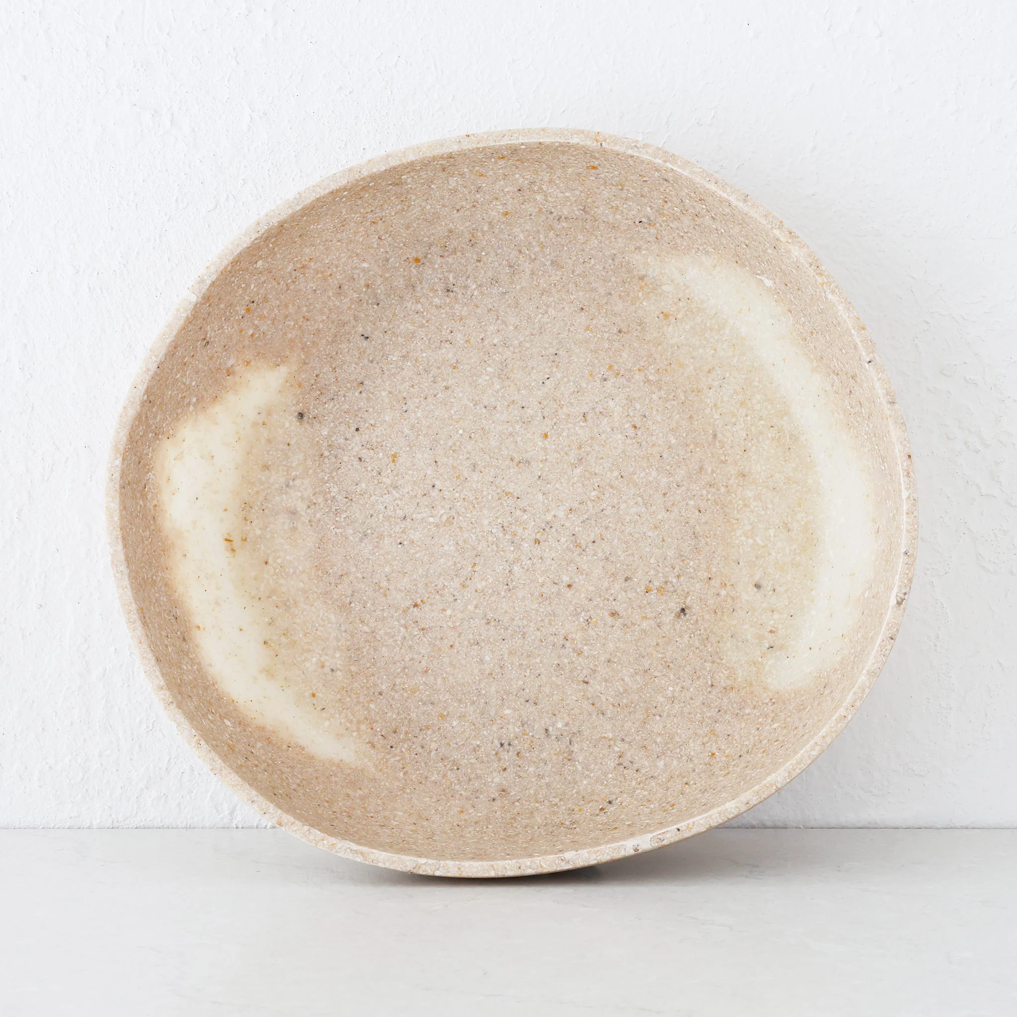 BARLETTA ROUNDED RESIN SERVING BOWL  |  LARGE 28CM  |  SANDY DUNE + TERRAZZO WHITE RESIN - Image 2