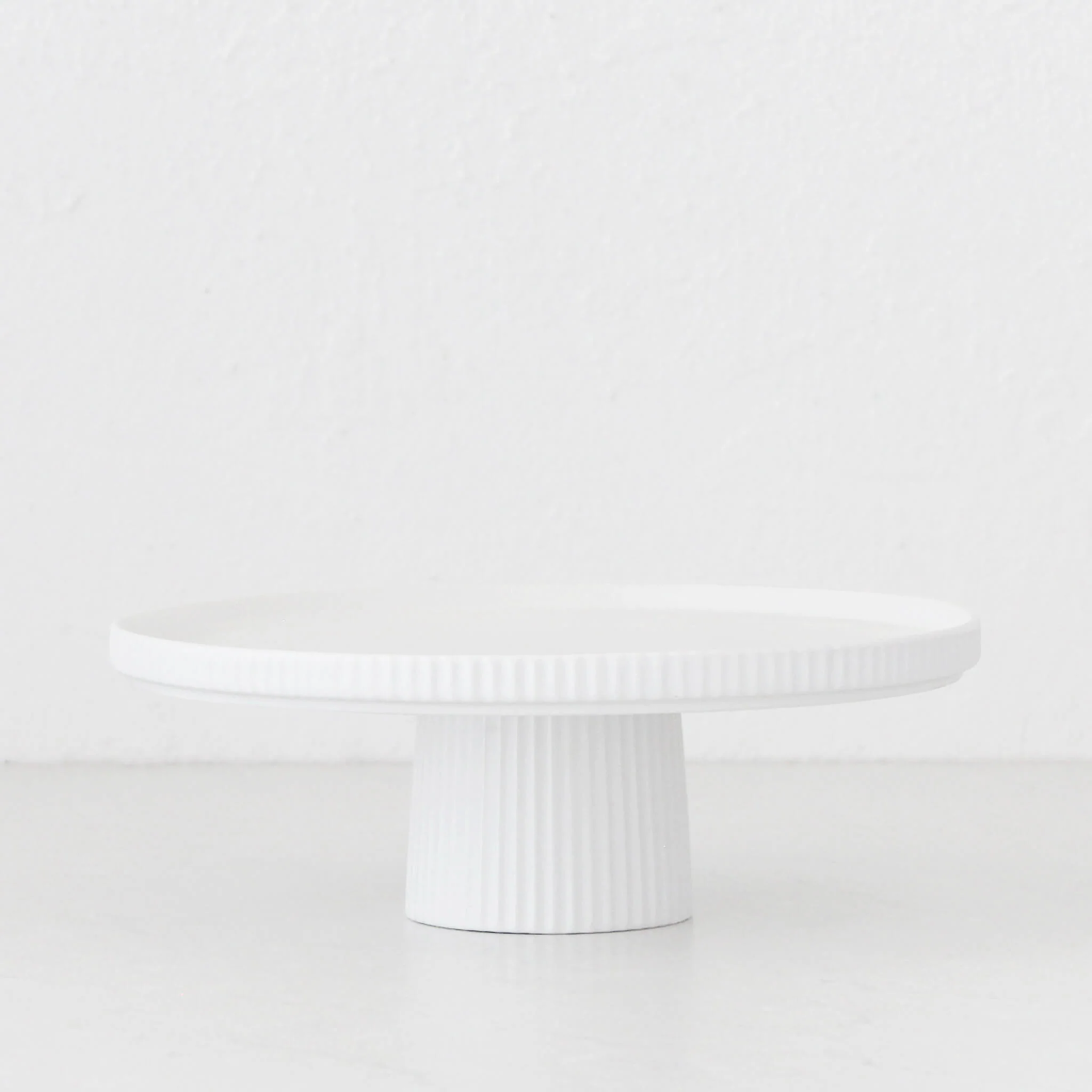 CERAMIC RIBBED BUNDLE X2 |  FOOTED STAND + ROUND PLATTER  |  MATTE WHITE - Image 6