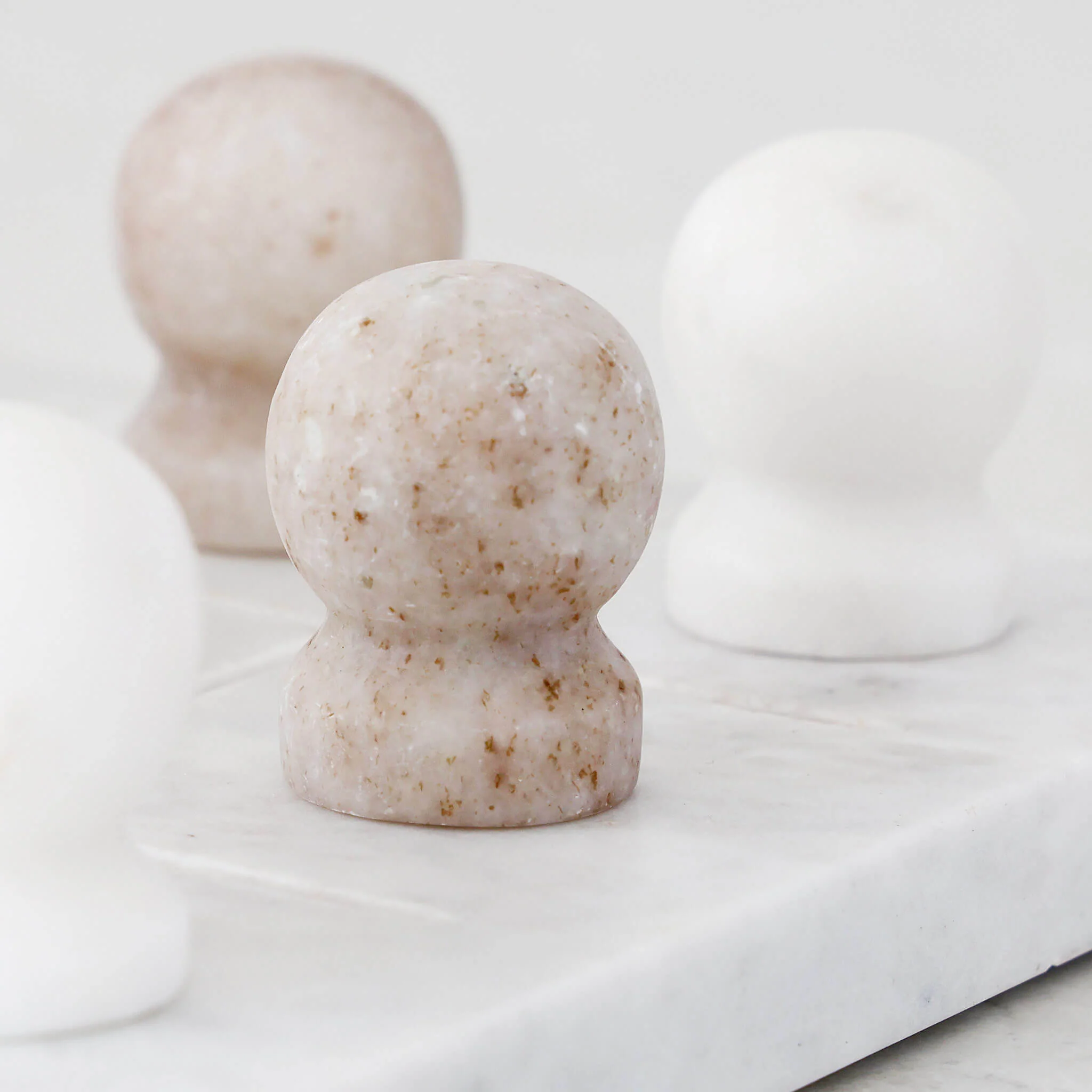 JUEGO MARBLE TIC TAC TOE GAME  |  BEIGE + WHITE MARBLE - Image 4