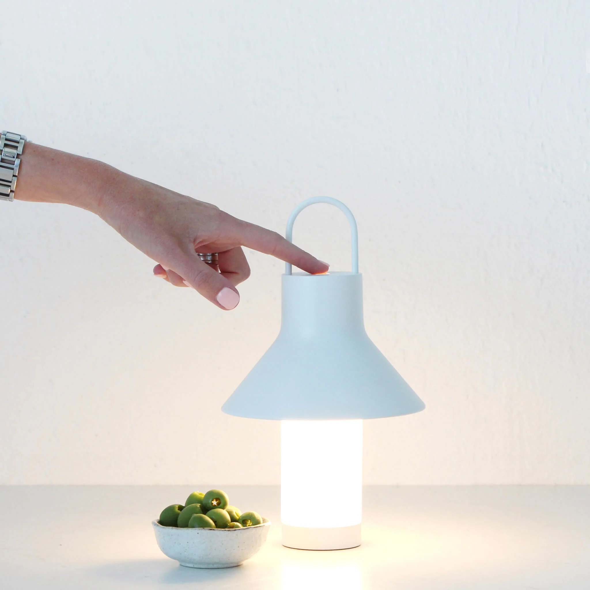 LBD EXCLUSIVE  |  LA CONDETTE RECHARGEABLE INDOOR/OUTDOOR LED LANTERN  |  MATTE WHITE - Image 3