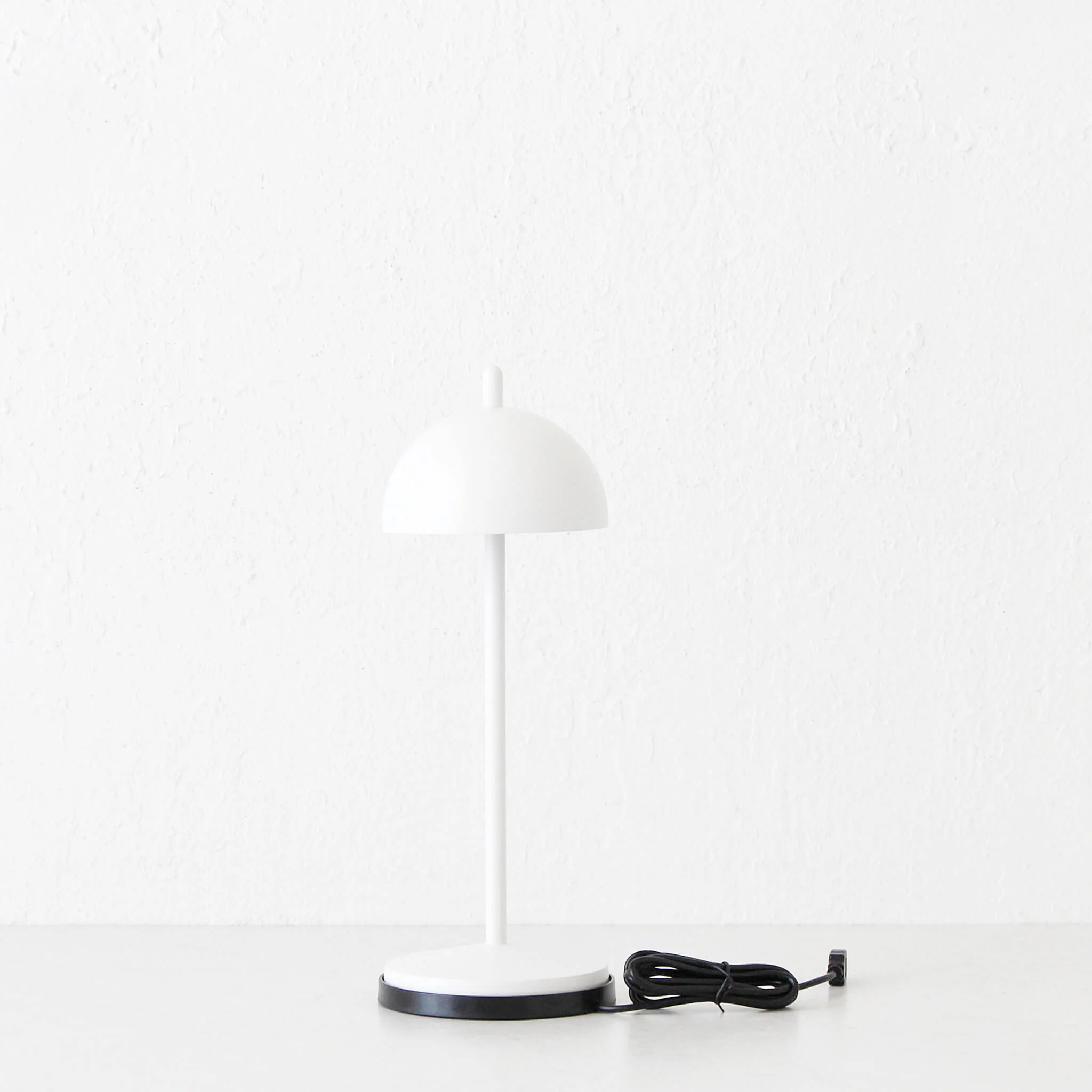 LBD EXCLUSIVE | FONTAINES RECHARGEABLE INDOOR/OUTDOOR LED TABLE LAMP | MATTE WHITE - Image 4