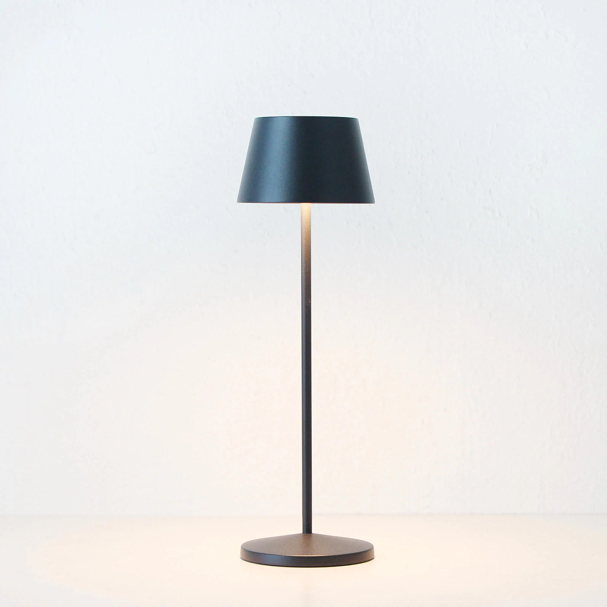 LBD EXCLUSIVE  |  VILLEBOIS RECHARGEABLE INDOOR/OUTDOOR LED TABLE LAMP  |  MATTE BLACK - Image 4