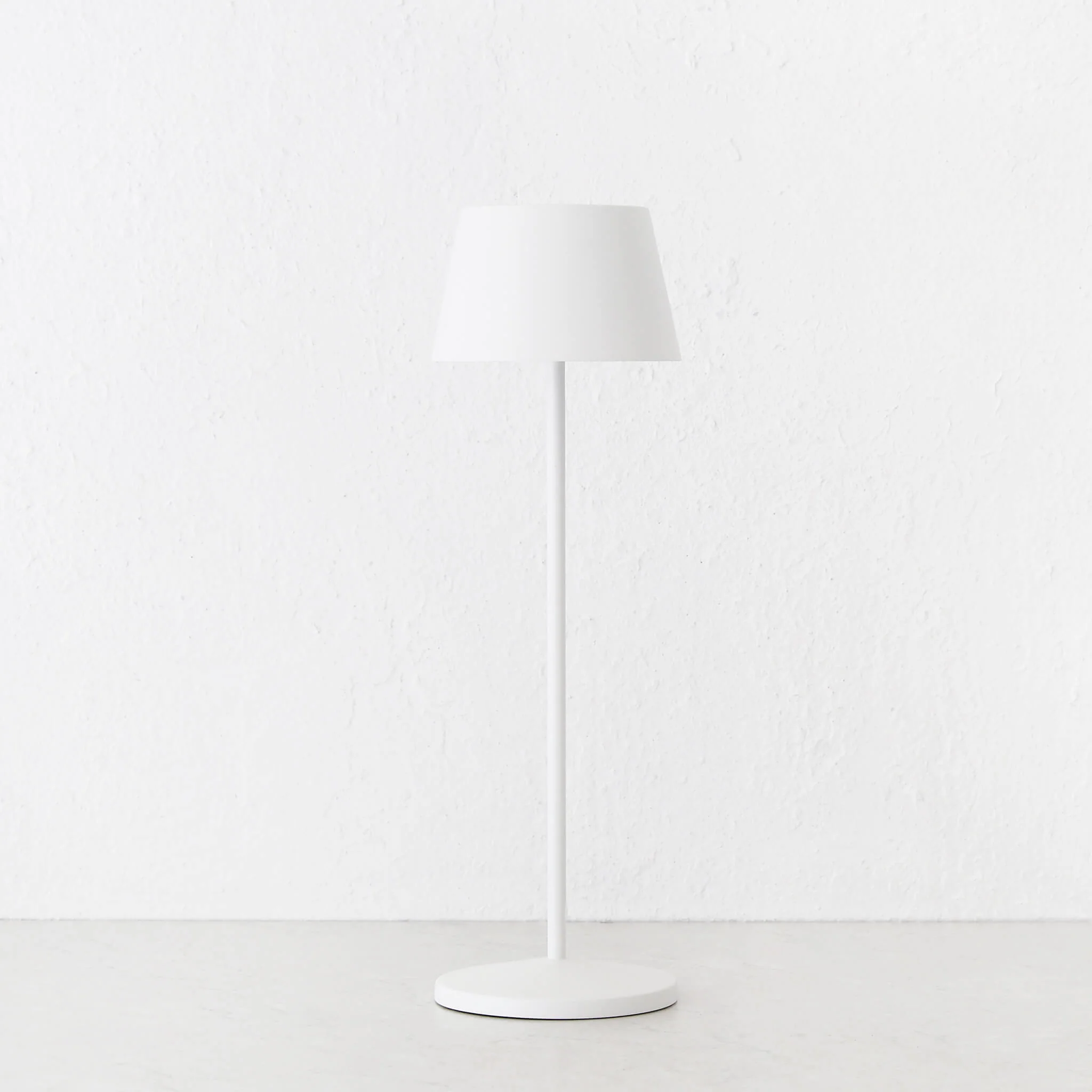 LBD EXCLUSIVE  |  VILLEBOIS RECHARGEABLE INDOOR/OUTDOOR LED TABLE LAMP  |  MATTE WHITE - Image 7