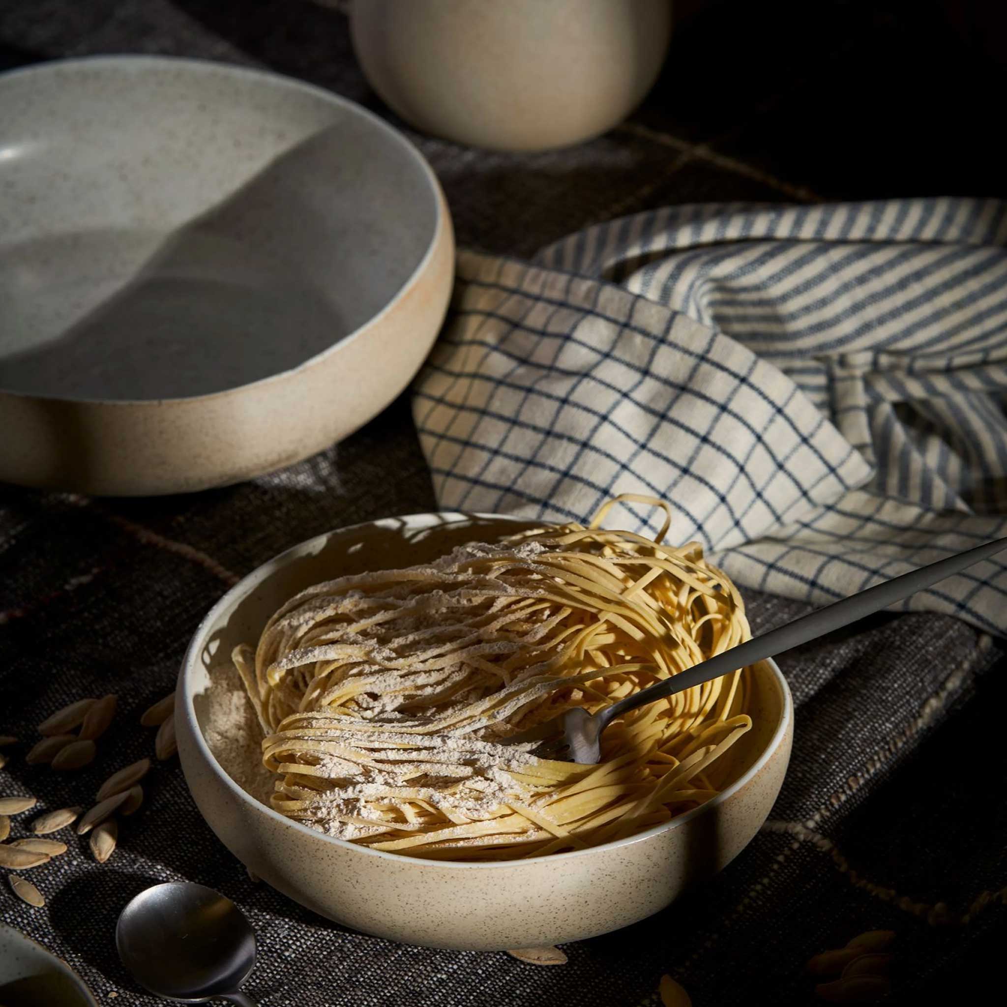 ROBERT GORDON | MEDIUM 20CM SERVING BOWL | GARDEN TO TABLE | NATURAL STONEWARE - Image 4