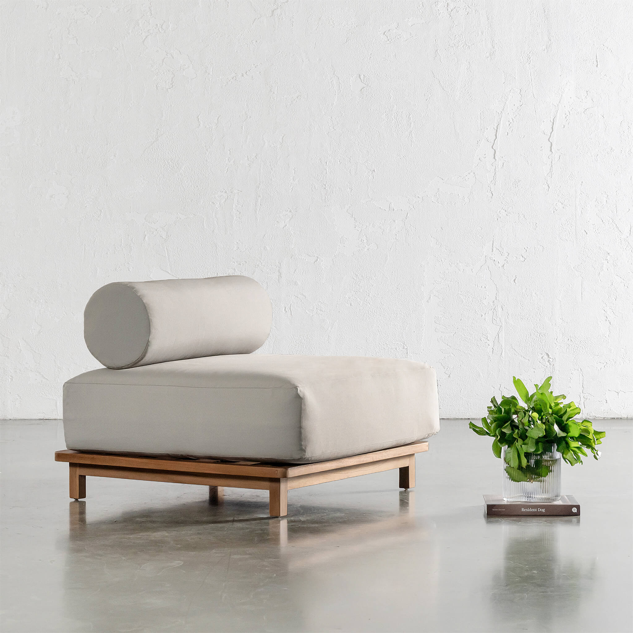 VALLE GRANDE OUTDOOR ARMCHAIR | TRAVERTINE FOG + TEAK