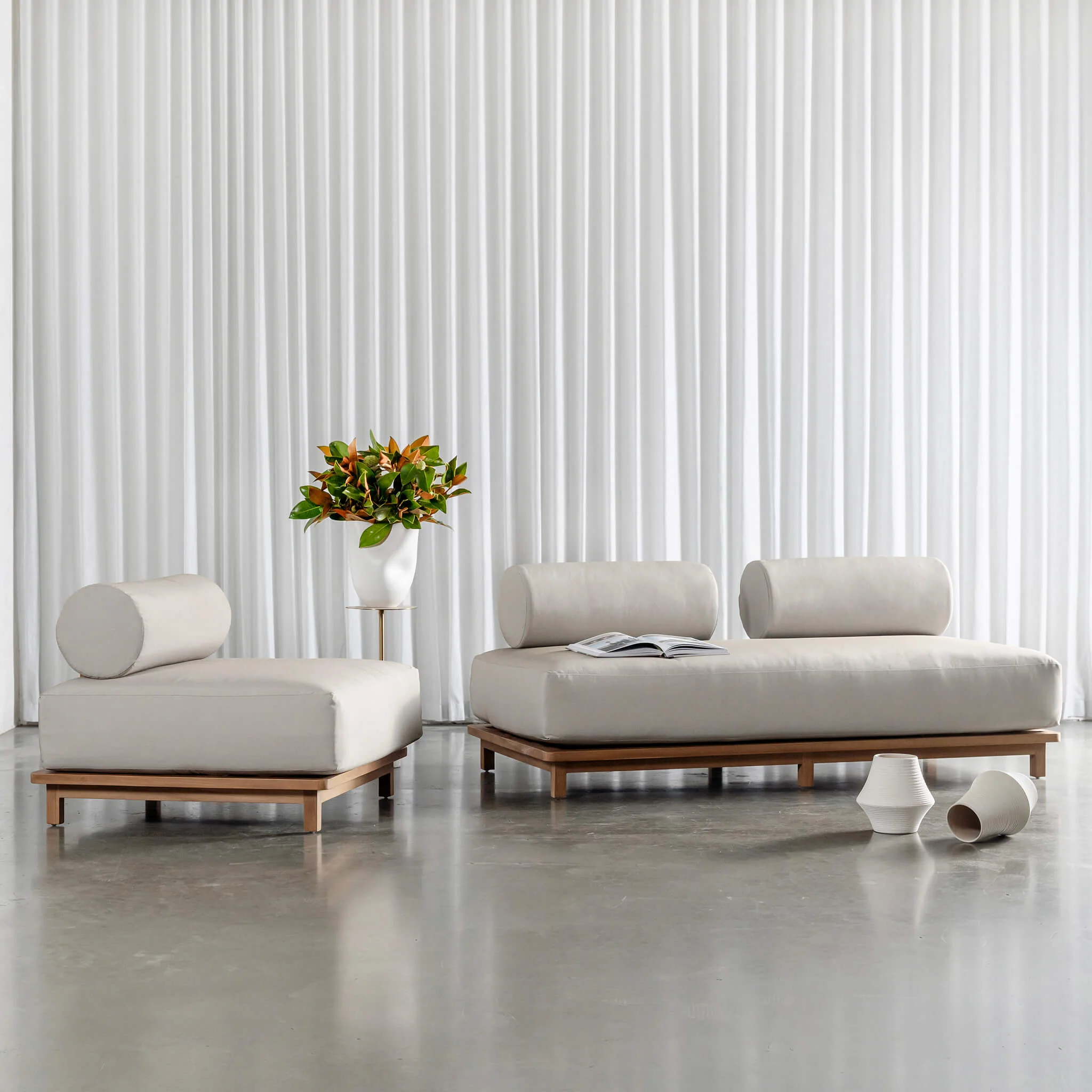 VALLE GRANDE OUTDOOR ARMCHAIR | TRAVERTINE FOG + TEAK - Image 4